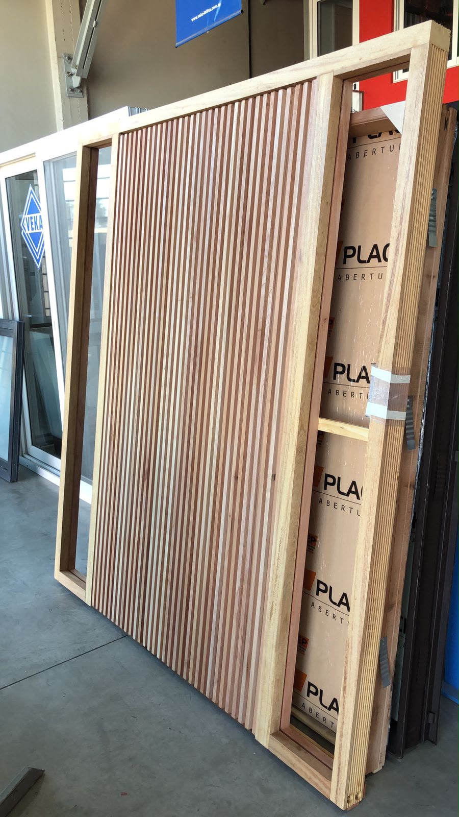 Puerta de madera con listones verticales — Hudson Park, Berazategui, Zona Sur